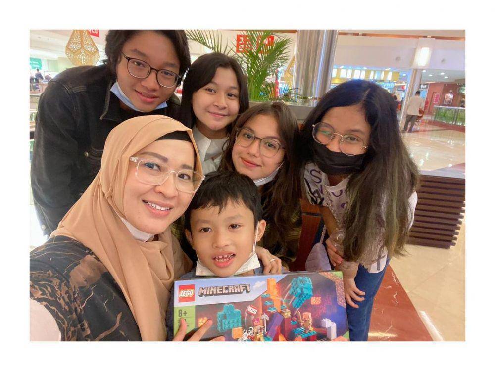 Saskia Chadwick dan keluarga Kiesha Alvaro (instagram.com/okieagustina_)