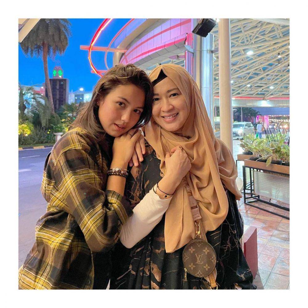 Saskia Chadwick dan Okie Agustina (instagram.com/okieagustina_)