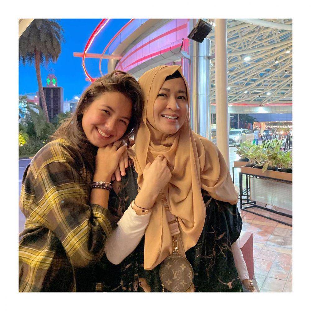 Saskia Chadwick dan Okie Agustina (instagram.com/okieagustina_)