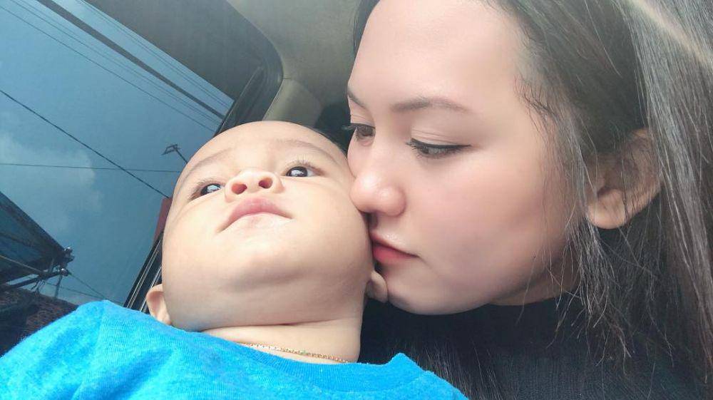 Happy Asmara dan adik bungsunya (instagram.com/happy_asmara77)