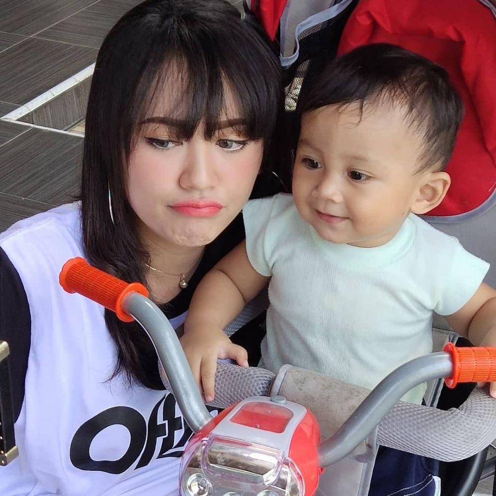 Happy Asmara dan adik bungsunya (instagram.com/babyciio)