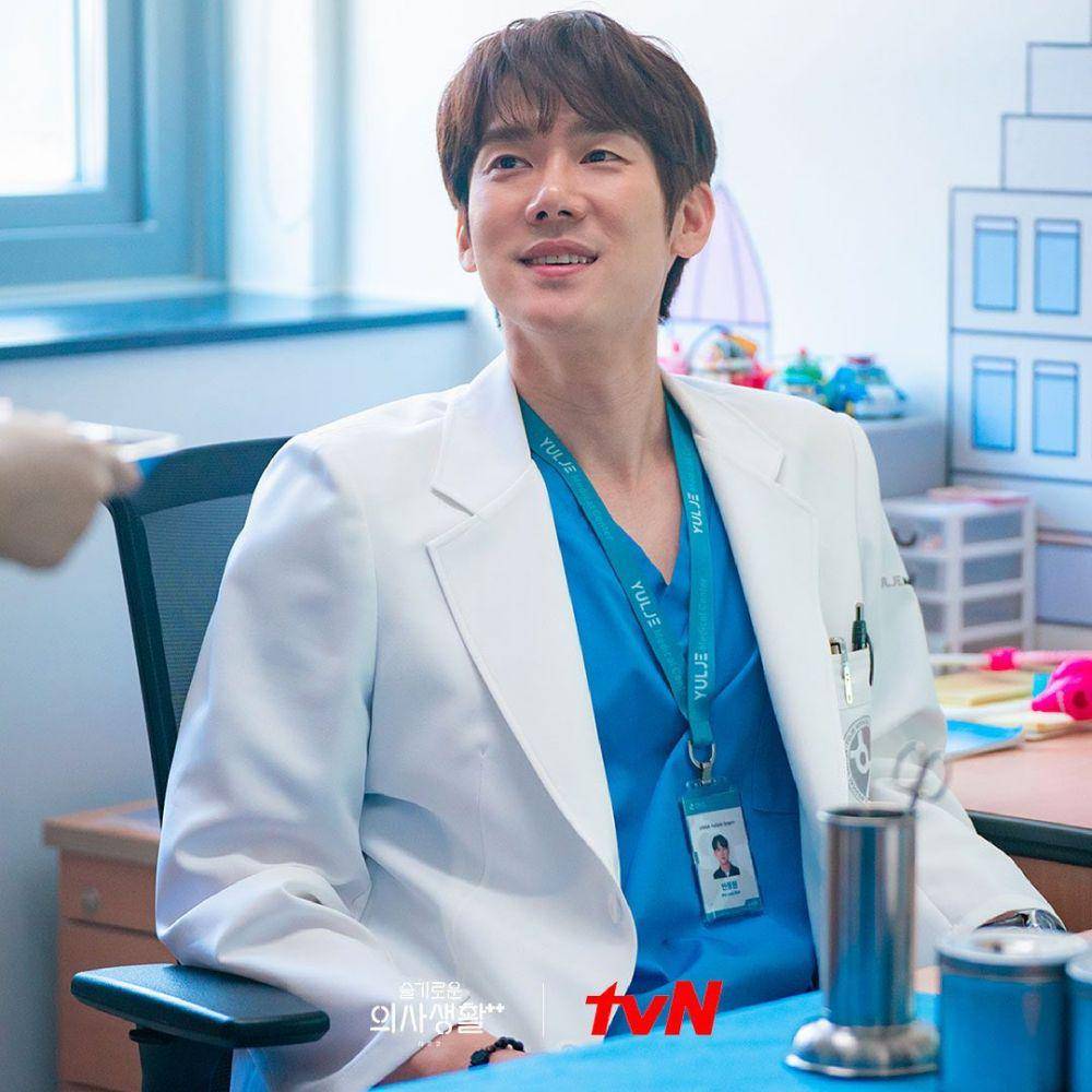 Yoo Yeon Seok di Hospital Playlist 2 (instagram.com/hospitalplaylist_official)