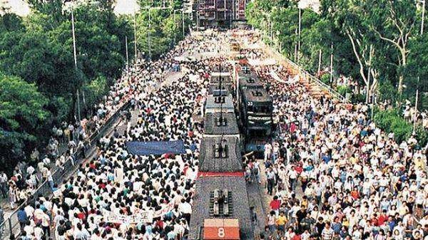 Peristiwa pembantaian oleh pihak Tiongkok terhadap para aktivis pro-demokrasi Hong Kong pada tahun 1989 lalu. (Facebook.com/rememberingtiananmenmassacre)