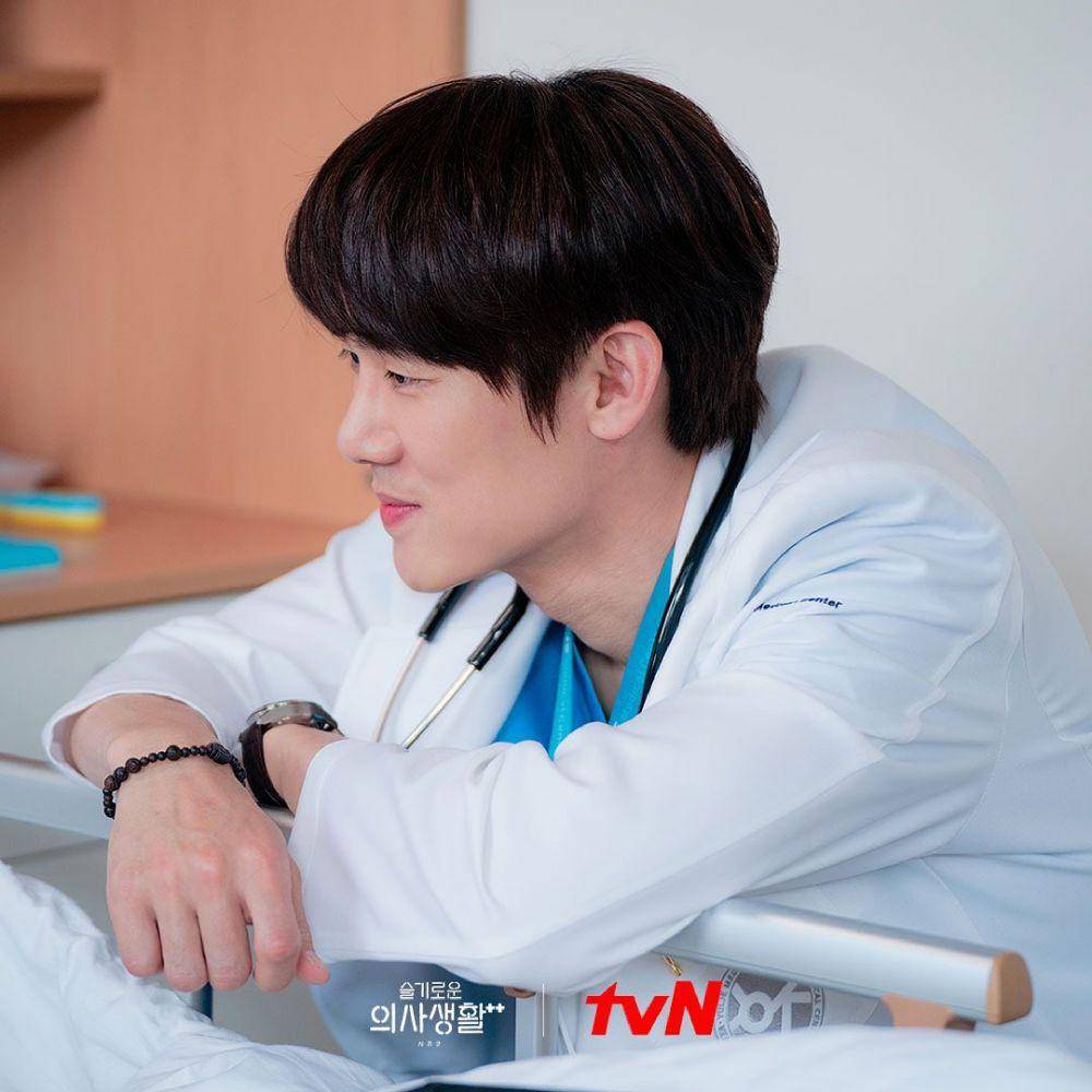Yoo Yeon Seok di Hospital Playlist 2 (instagram.com/hospitalplaylist_official)