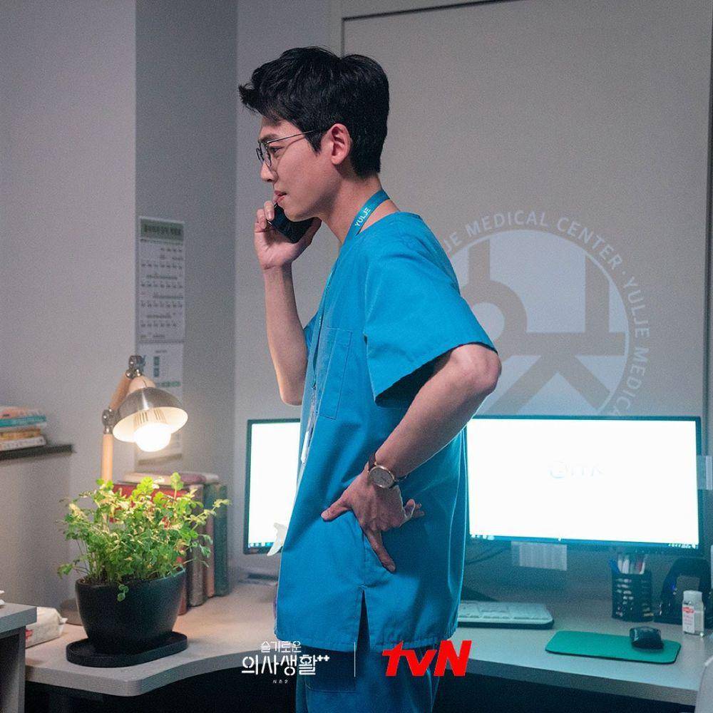 Jung Kyung Ho di Hospital Playlist 2 (instagram.com/hospitalplaylist_official)