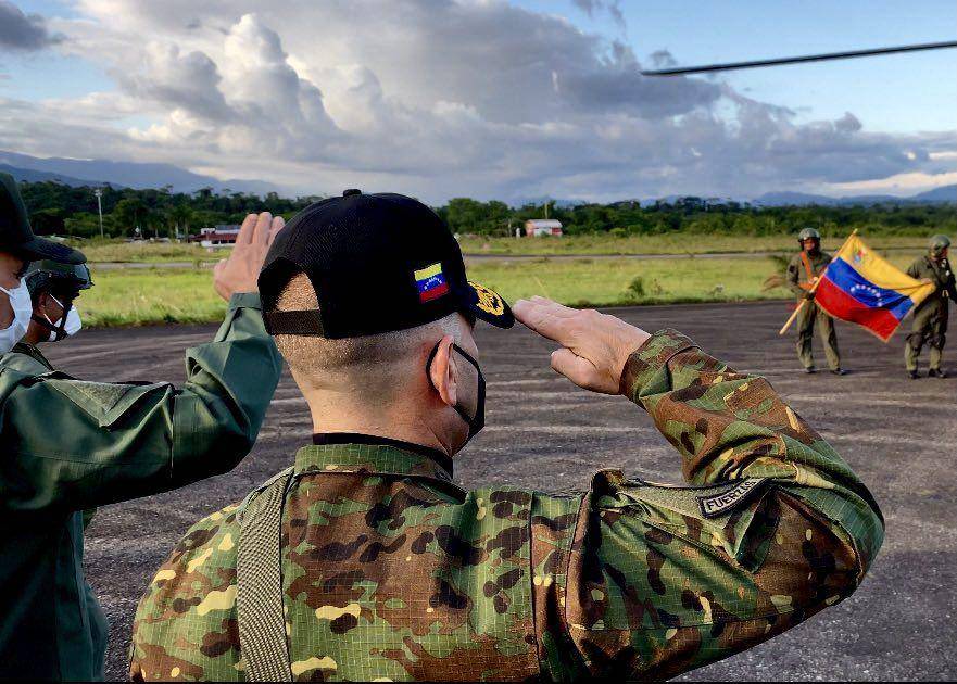 Menteri Pertahanan Venezuela Vladimir Padrino saat menyambut kedatangan tentara yang ditahan pada Senin (01/06/2021). (twitter.com/Libertad020)