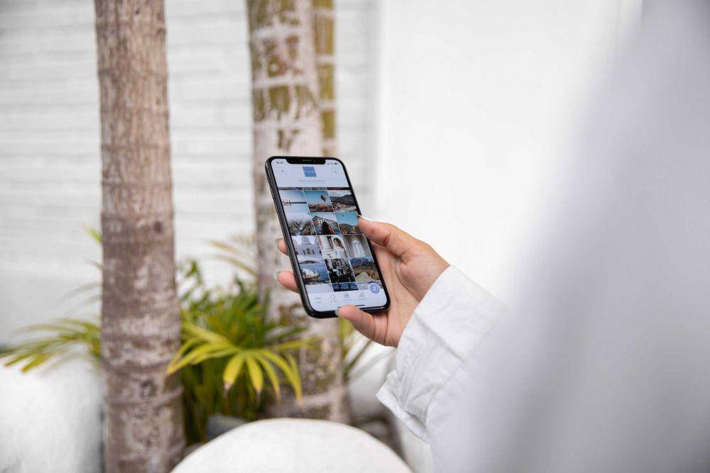 ilustrasi bermain ponsel (Unsplash/Plann)