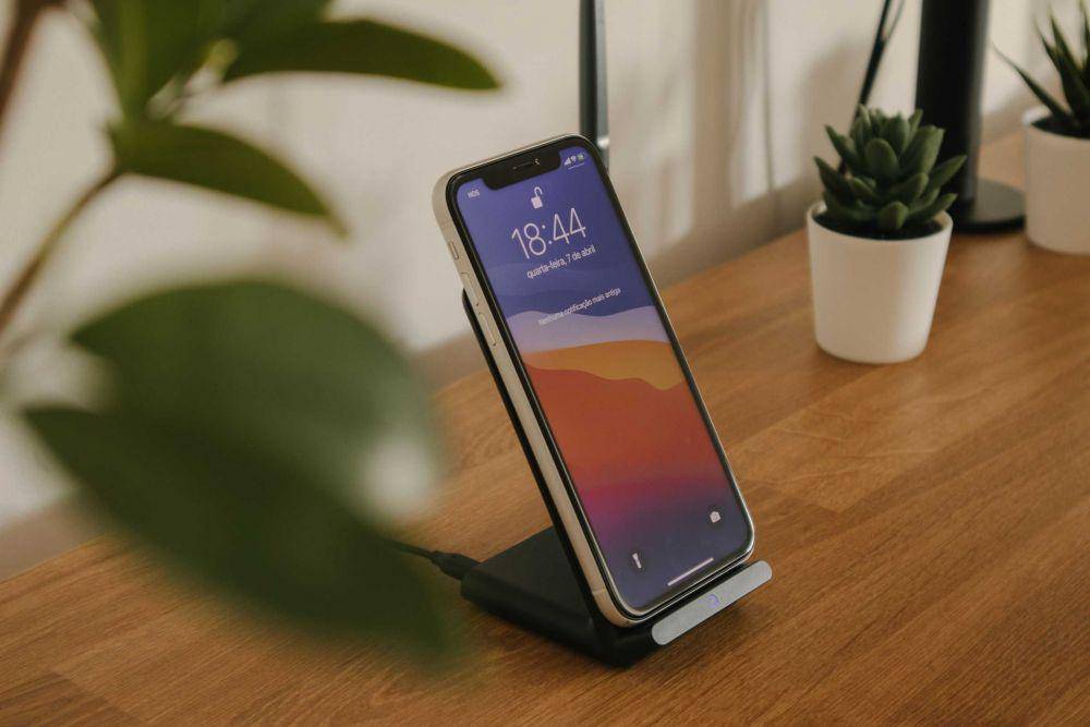 ilustrasi charger ponsel (Unsplash/Nubelson Fernandes)