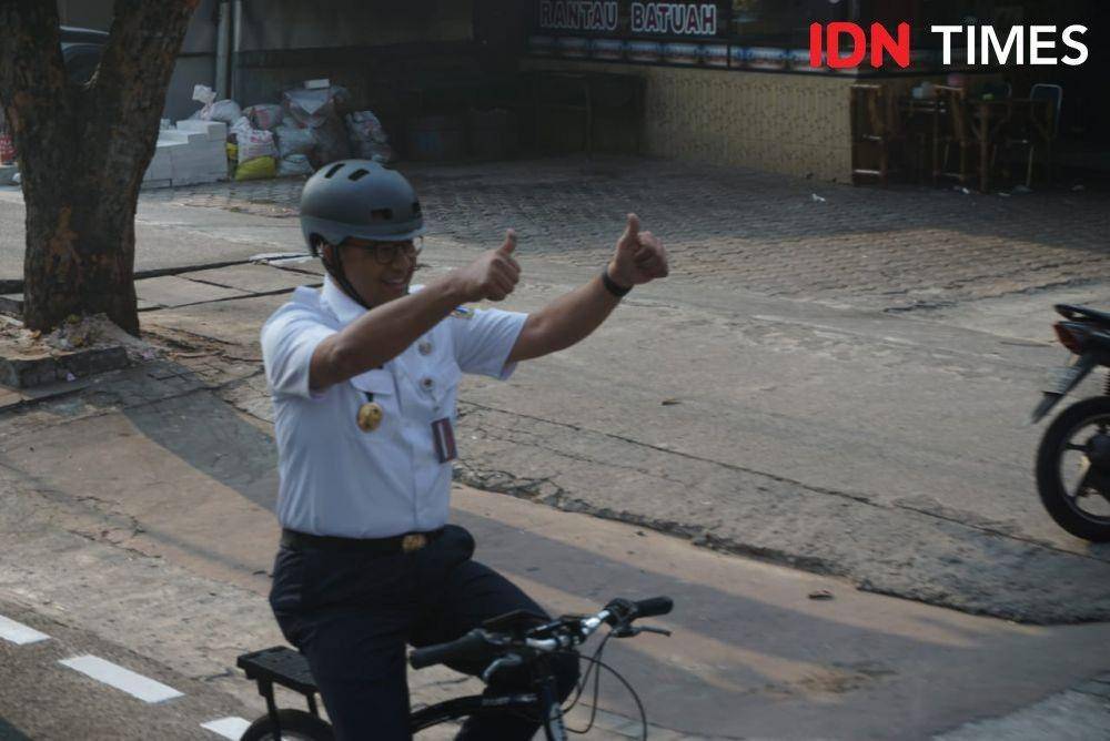 Gubernur DKI Jakarta Anies Baswedan uji coba jalur sepeda (IDN Times/Aryodamar)