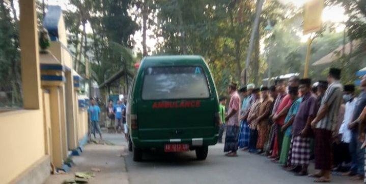 Mobil ambulance tiba di lokasi makam pasien positif COVID-19. (IDN Times/Istimewa)