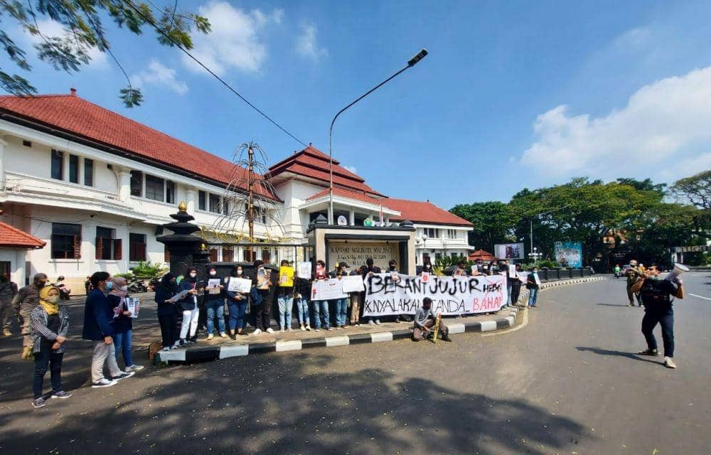Aksi unjuk rasa di depan Balai Kota Malang menuntut agar kasus yang ada di tubuh KPK segera diselesaikan. IDN Times/Alfi Ramadana