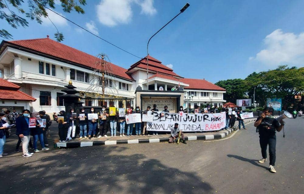Aksi puluhan masyarakat yang tergabung dalam aliansi Solidaritas Malang Melawan di depan Balai Kota Malang. IDN Times/Alfi Ramadana