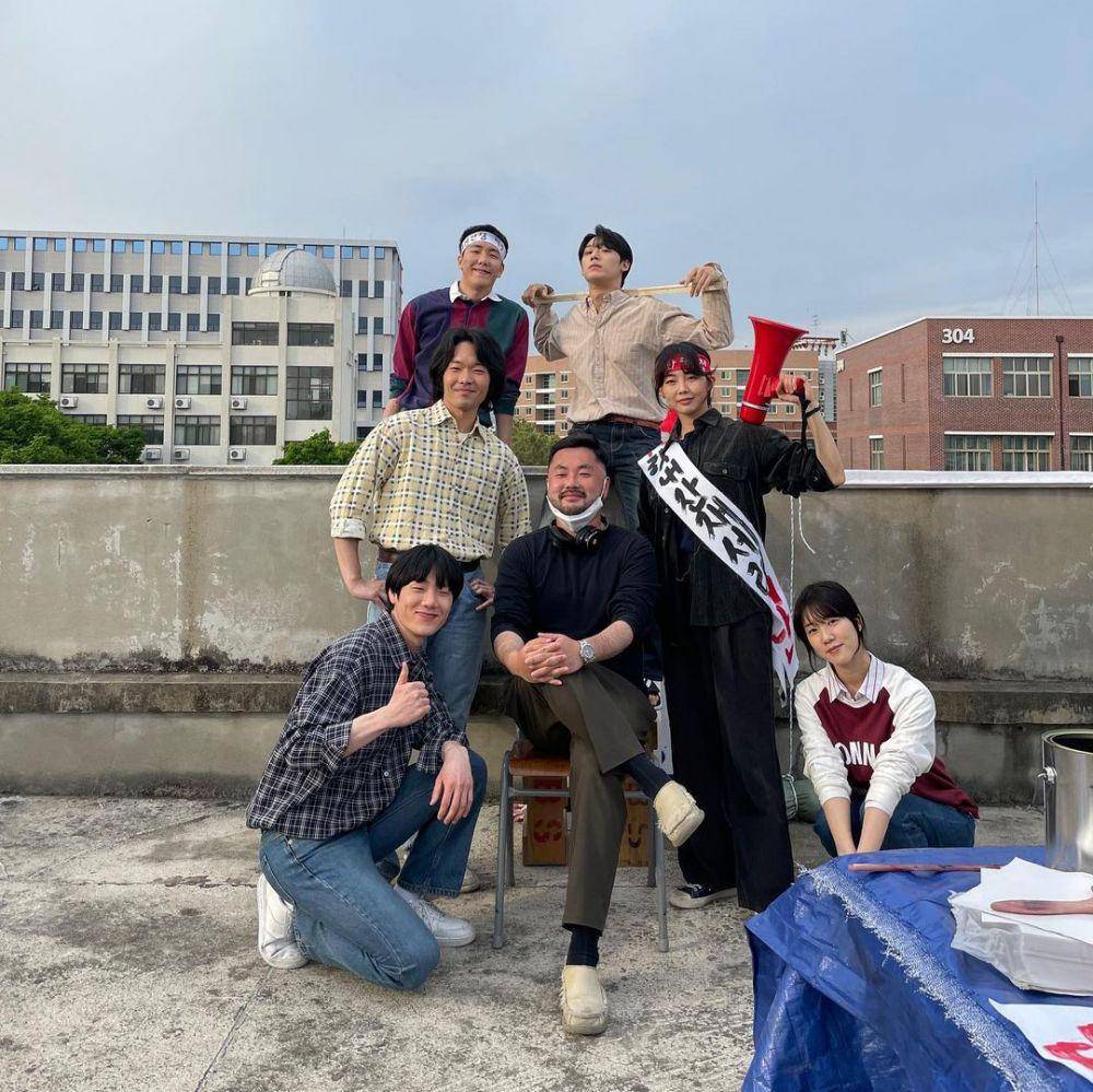 Lee Do Hyun dan Geum Sae Rok bersama para pemeran aktivis mahasiswa (instagram.com/goldnewrok)