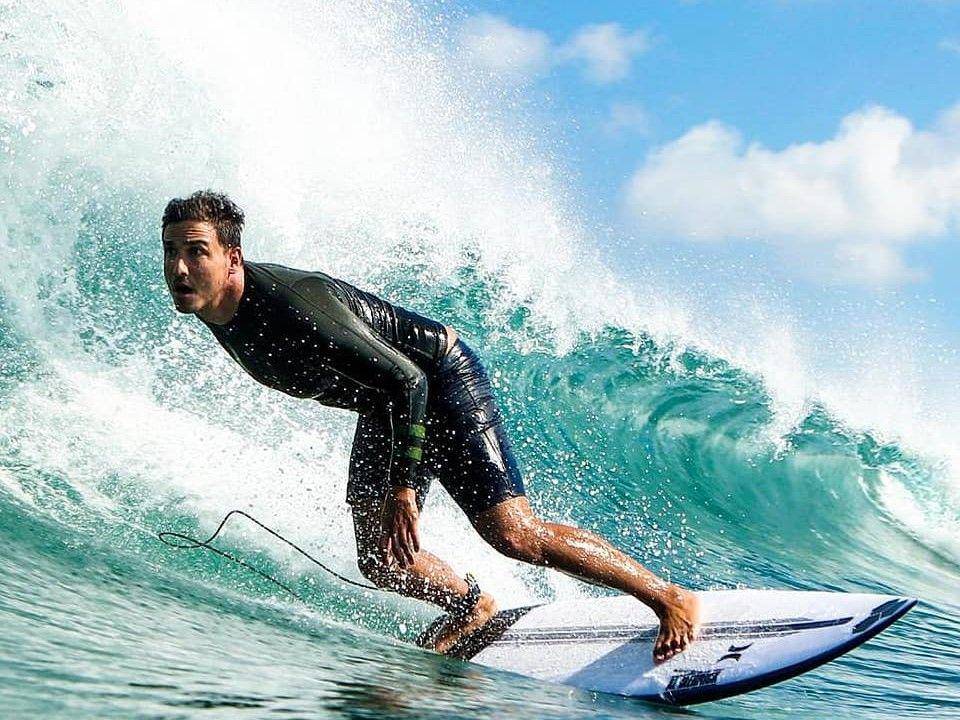 Hamish Daud saat surfing. (instagram.com/hamishdw)