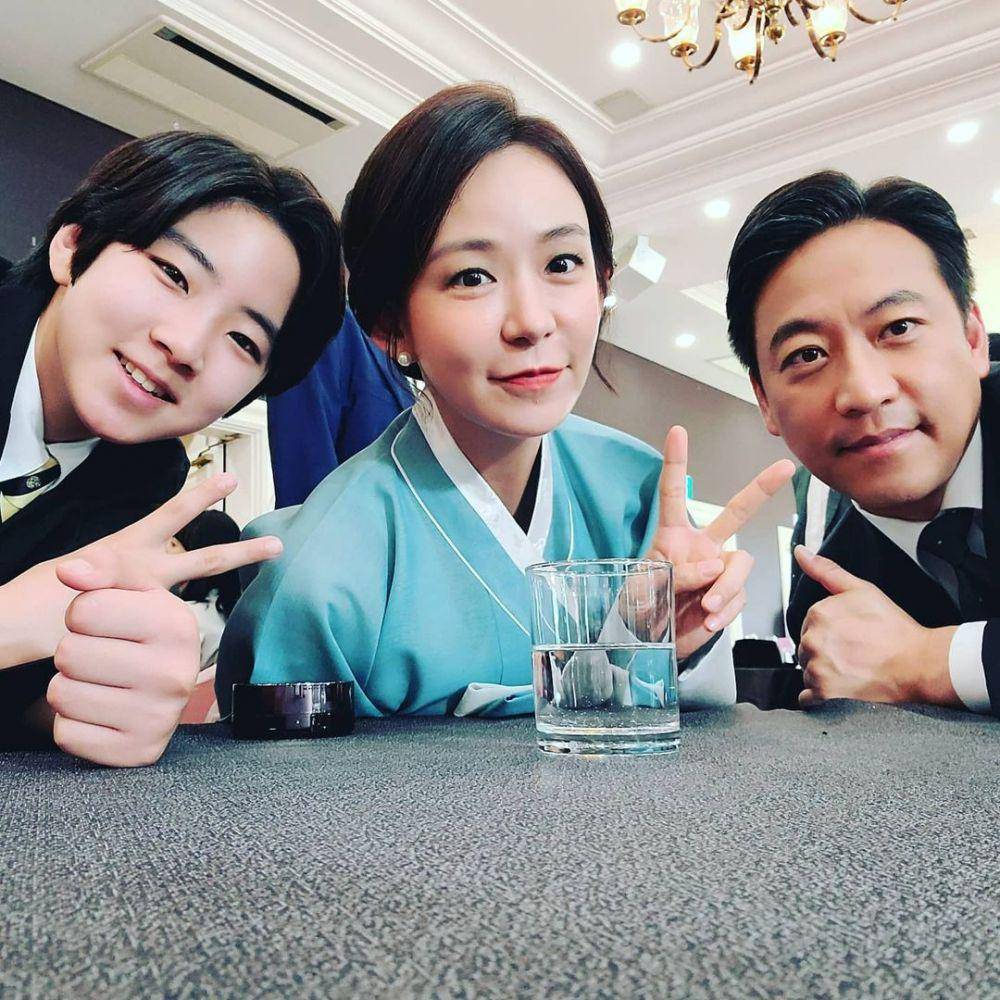 Choi Seung Hoon, Shim Yi Young, dan Oh Man Seok di balik layar drama Youth of May. (instagram.com/simyiyoung_)