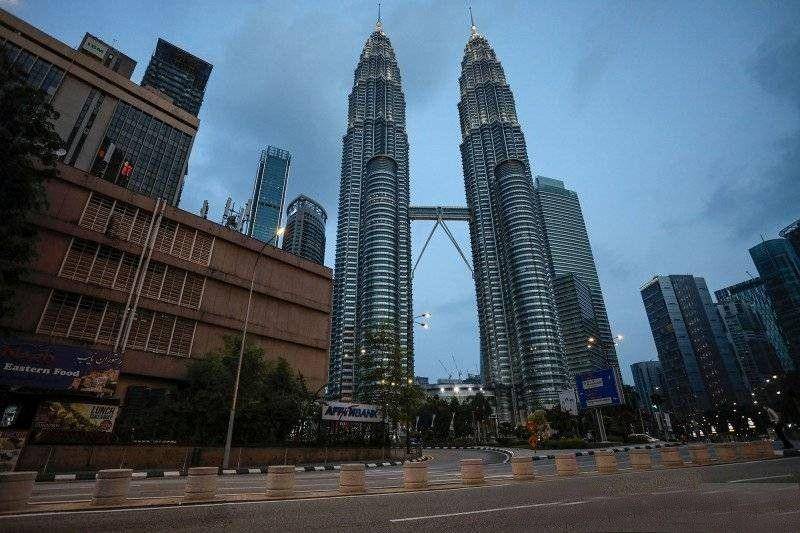 Suasana jalanan yang sepi di depan Menara Kembar Petronas, Kuala Lumpur, pasca pemerintah Malaysia mengumumkan pembatasan pergerakan karena merebaknya COVID-19, Kamis (19/3/2020). ANTARA FOTO/Reuters.