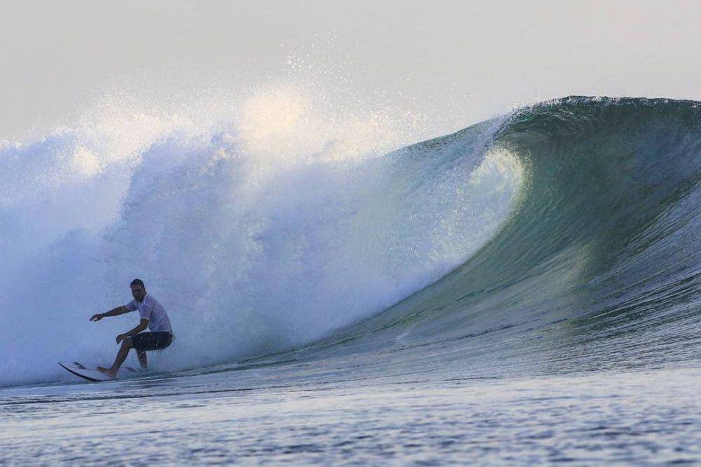Hamish Daud saat surfing. (instagram.com/hamishdw)