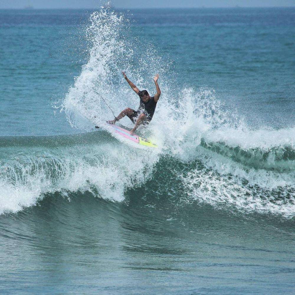 Hamish Daud saat surfing. (instagram.com/hamishdw)