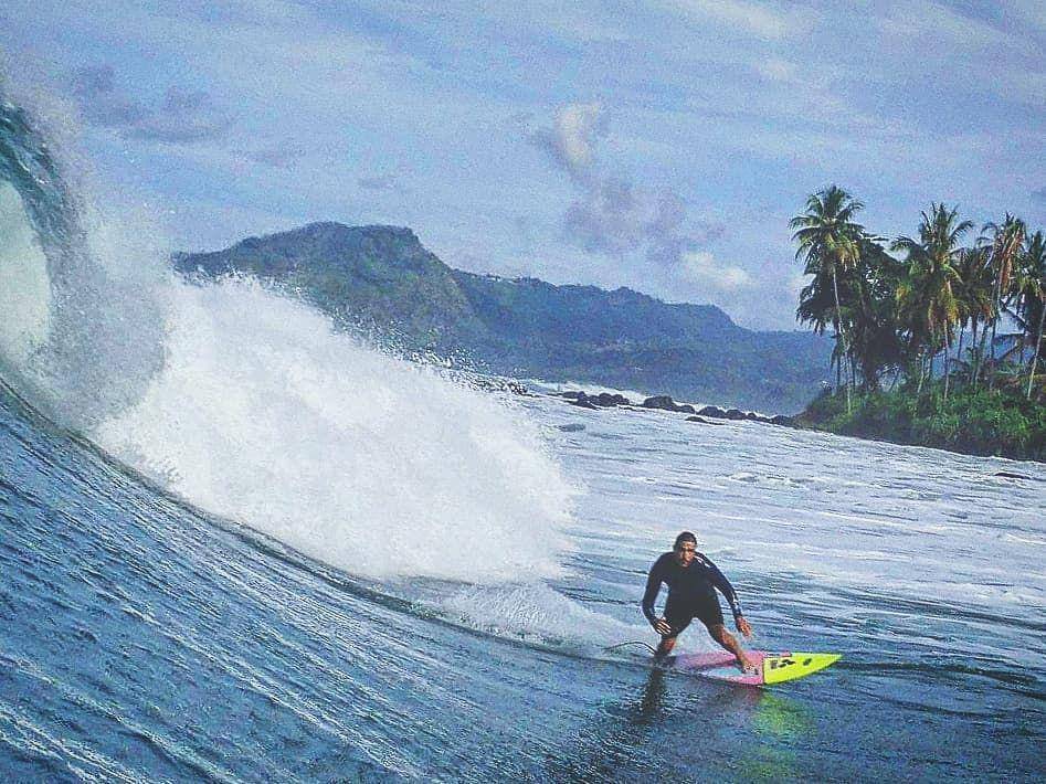 Hamish Daud saat surfing. (instagram.com/hamishdw)