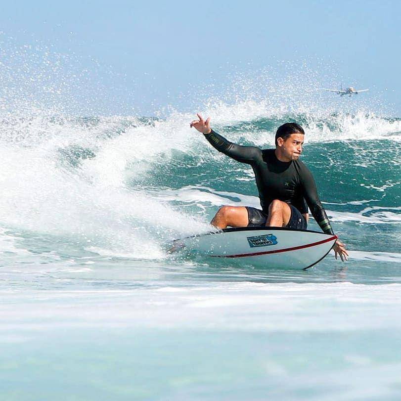 Hamish Daud saat surfing. (instagram.com/hamishdw)