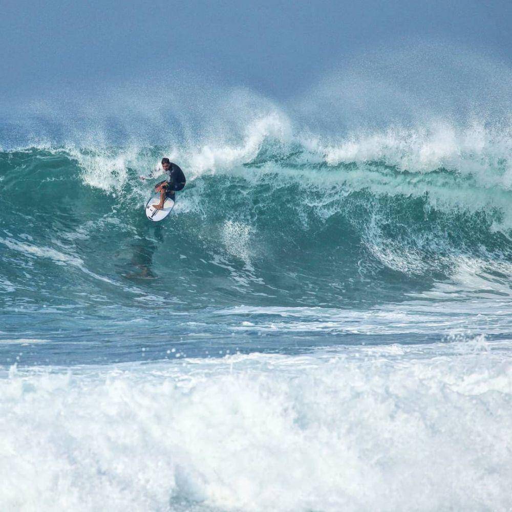 Hamish Daud saat surfing. (instagram.com/hamishdw)