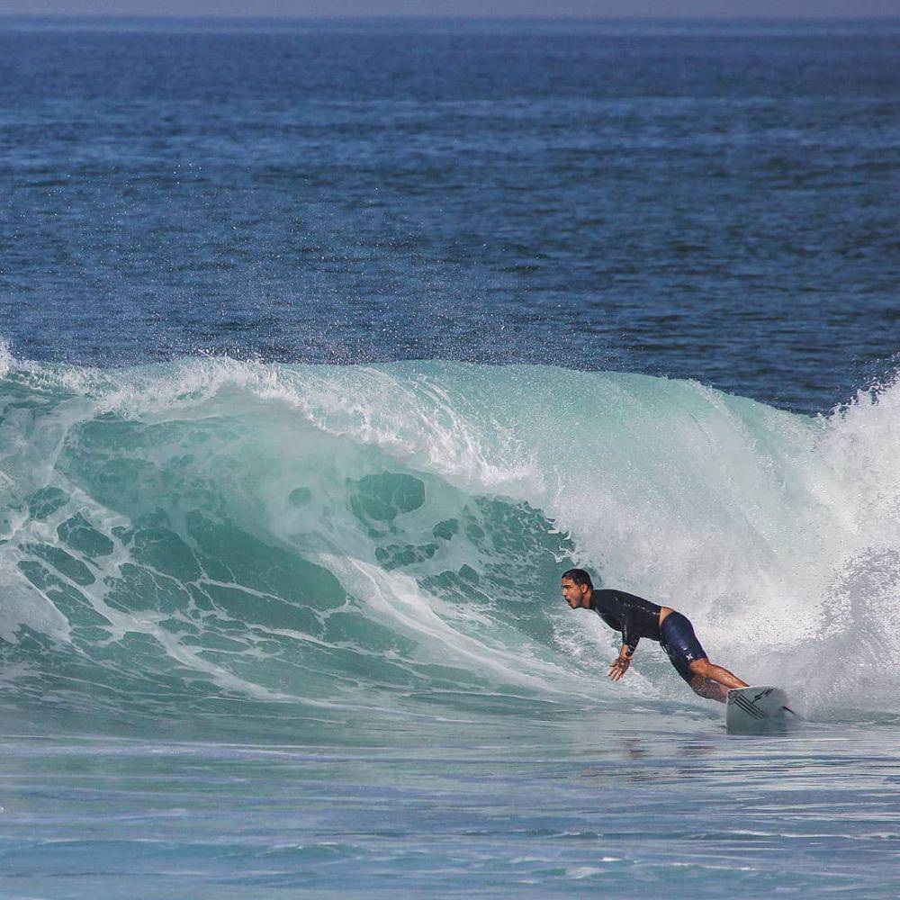 Hamish Daud saat surfing. (instagram.com/hamishdw)