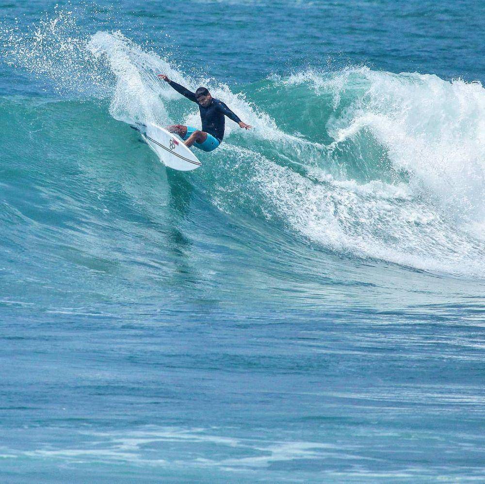Hamish Daud saat surfing. (instagram.com/hamishdw)