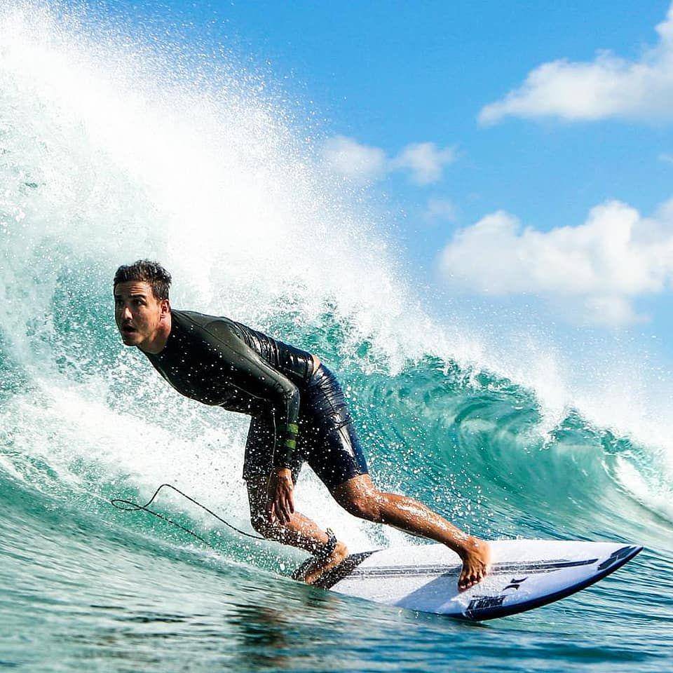 Hamish Daud saat surfing. (instagram.com/hamishdw)