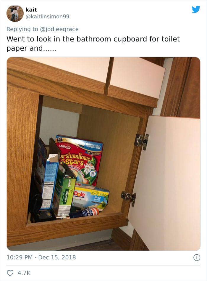 Barang aneh di kamar mandi cowok. (twitter.com/kaitlinsimon99)