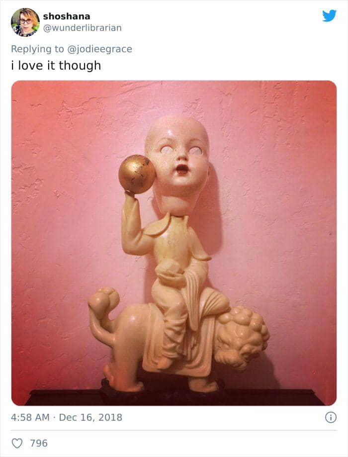 Barang aneh di kamar mandi cowok. (twitter.com/wunderlibrarian)