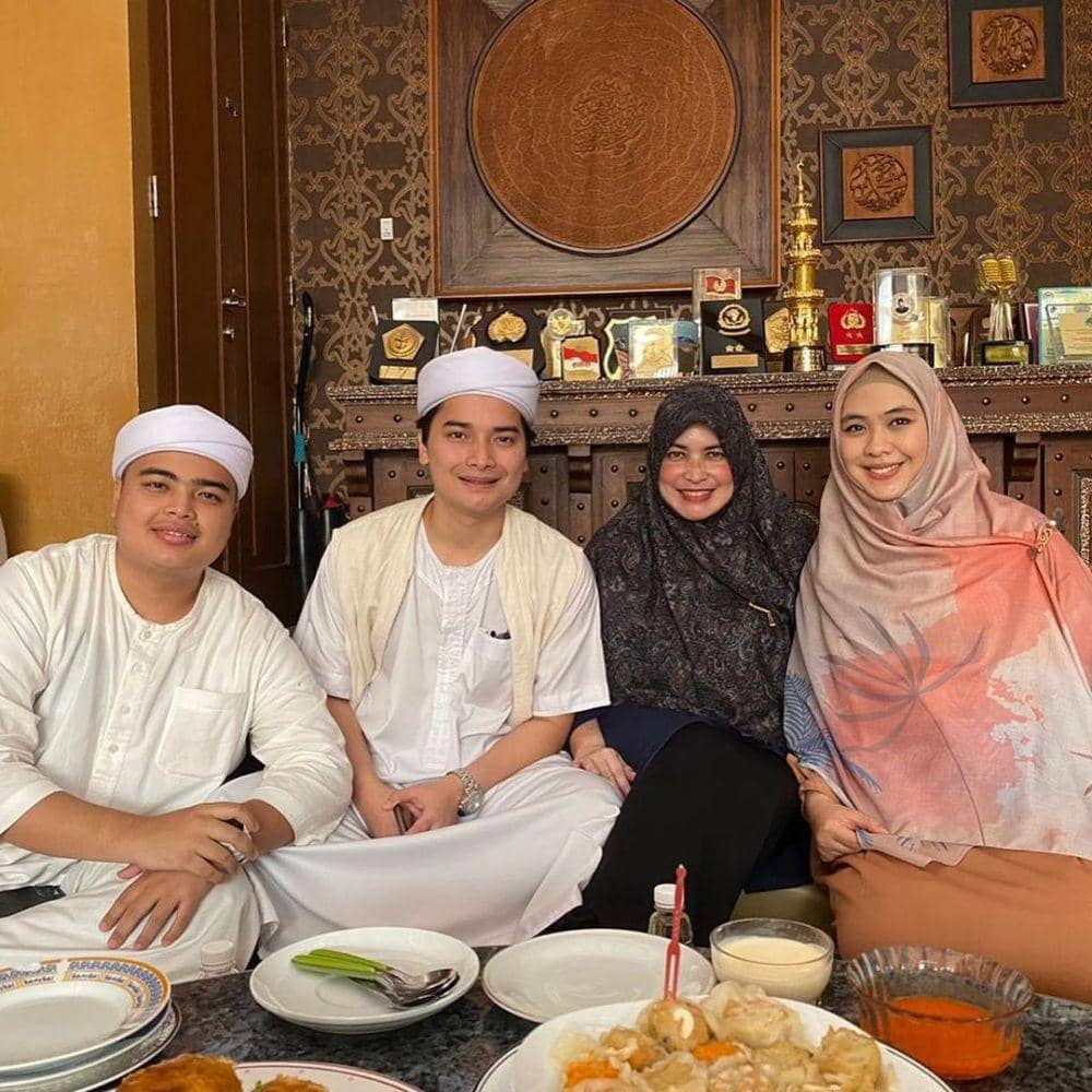 Potret kebersamaan Alfin Faiz dan Umi Yuni Syahla (Instagram.com/umi_yuni_syahla_aceh)