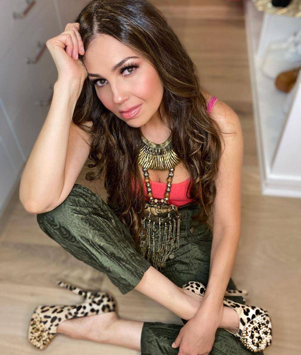 Thalia (instagram.com/thalia)