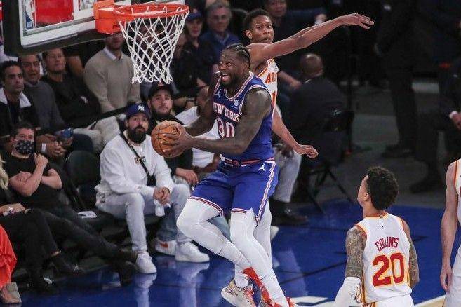 Pebasket New York Knicks Julius Randle (30) mencoba memasukkan bola saat melawan Atlanta Hawks pada pertandingan playoff NBA di Madison Square Garden, New York, Kamis (3/6/2021). Hawks tundukkan Knicks pada game kelima dan lolos ke babak selanjutnya setelah menang 4-1. ANTARA FOTO/REUTERS/USA TODAY Sports/Wendell Cruz.