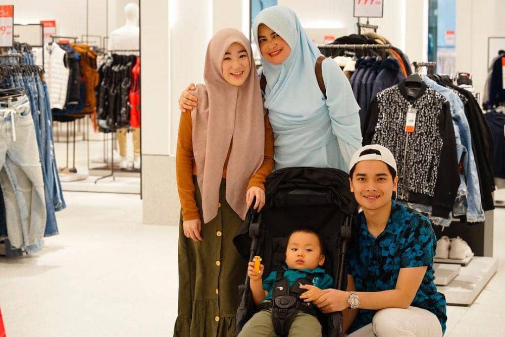 Bela Sang Putra, 10 Potret Hangat Alfin Faiz dan Umi Yuni Syahla