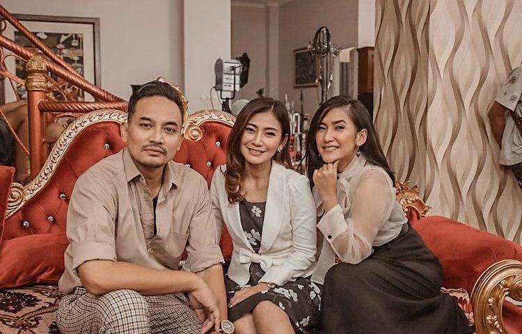 Perankan Istri Pak Tirta, Adu Gaya Metta Permadi Vs Zora Vidyanata
