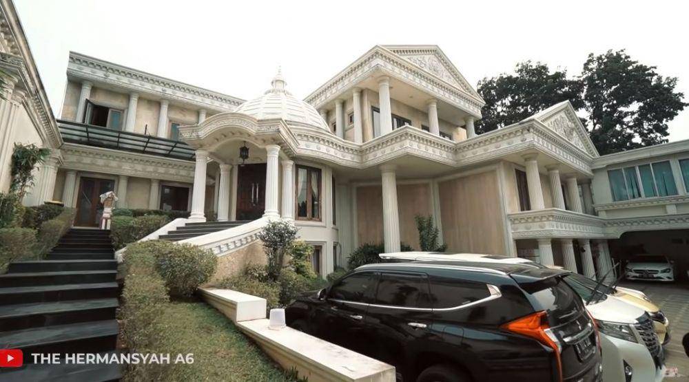 rumah tampak dari depan (Youtube.com/The Hermansyah A6)