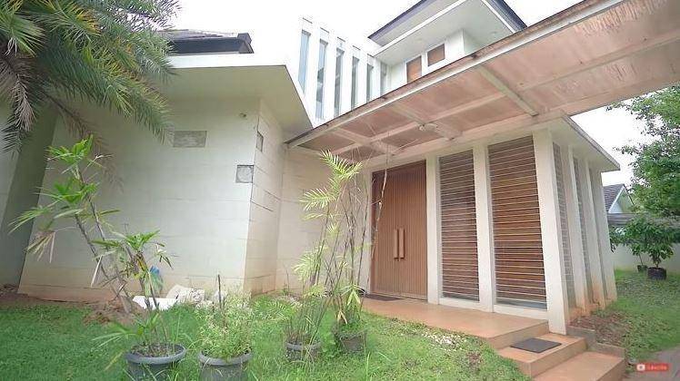 rumah tampak dari depan (Youtube.com/Ussy Andhika Official)