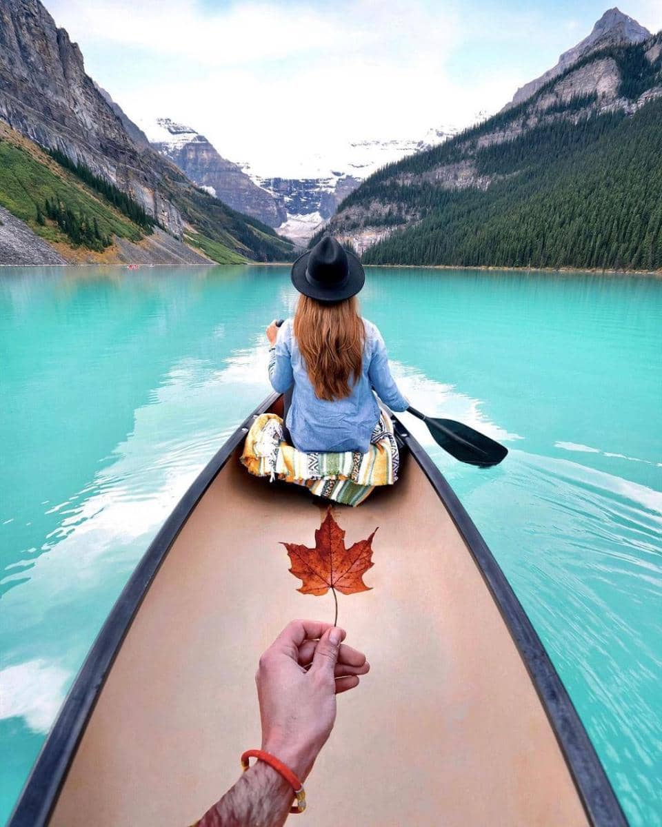 Pengunjung sedang menaiki kano di danau Louise di Taman Nasional Banff. (instagram.com/theglobewanderers)