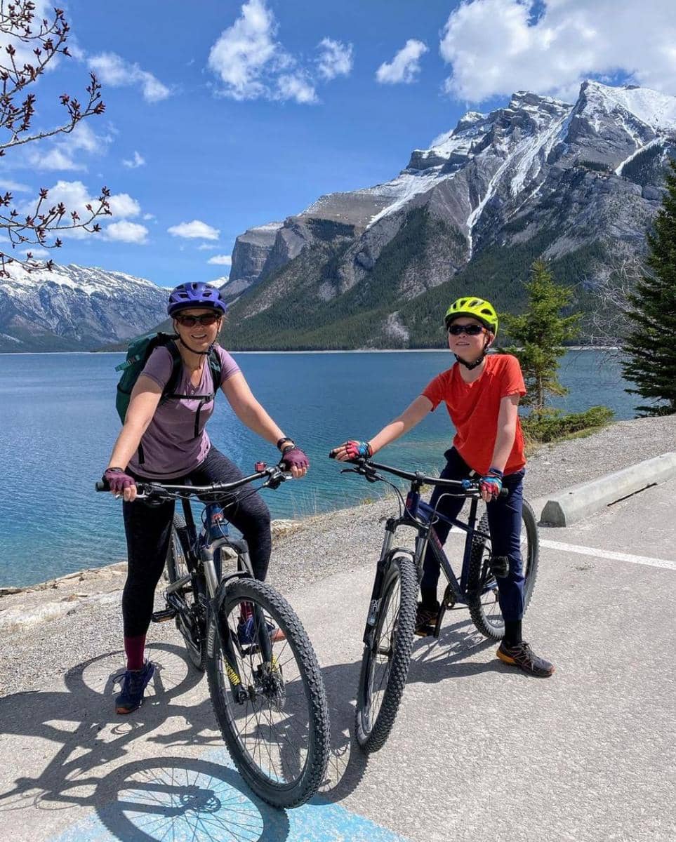 Pesepeda di depan Danau Minnewanka di Taman Nasional Banff. (instagram.com/mountainmomyyc)