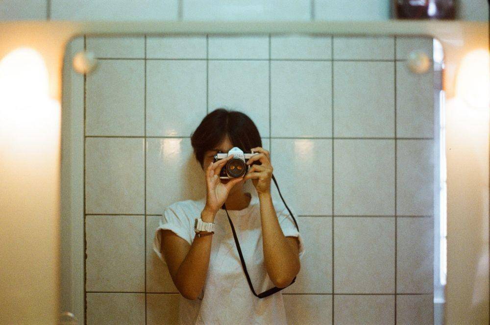 ilustrasi wanita memotret (unsplash.com/emma ou)