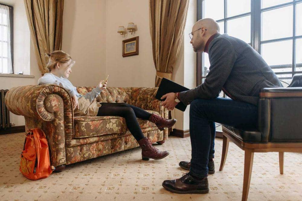 Ilustrasi saling mengabaikan (pexels.com/Pavel Danilyu)