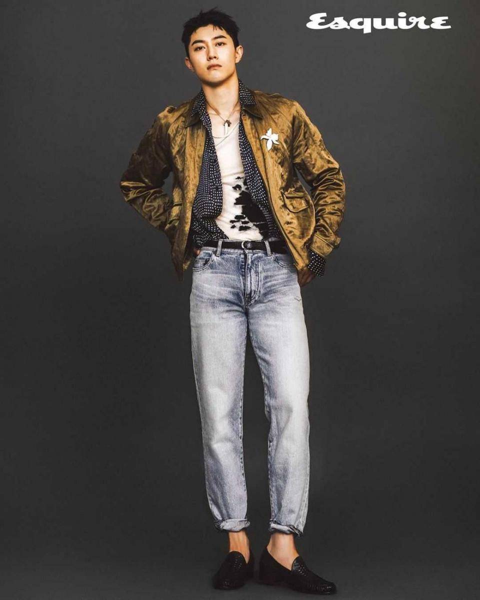 Dong Yeon di pemotretan majalah Esquire Korea edisi Juni 2021. (instagram.com/kwakdongyeon0)