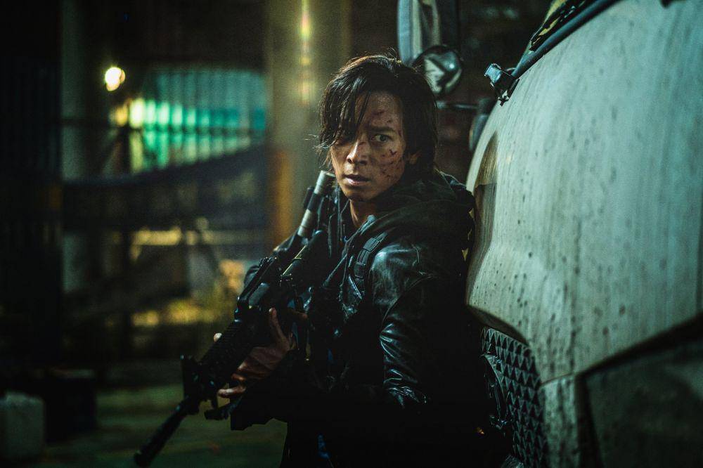 Kang Dong Won dalam film peninsula (hancinema.net)