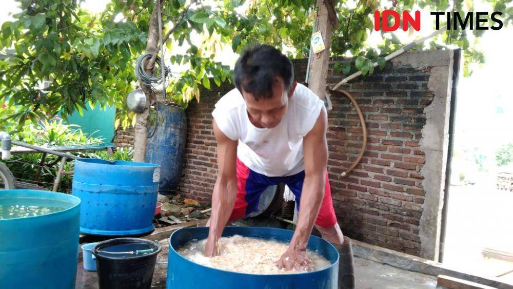 Proses pencucian kedelai sebelum diolah menjadi tempe (IDN Times/Silviana)