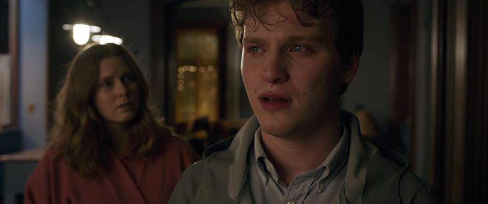Dr. Anna simpatik terhadap Ethan Russell (Dok. Netflix/The Woman in the Window)