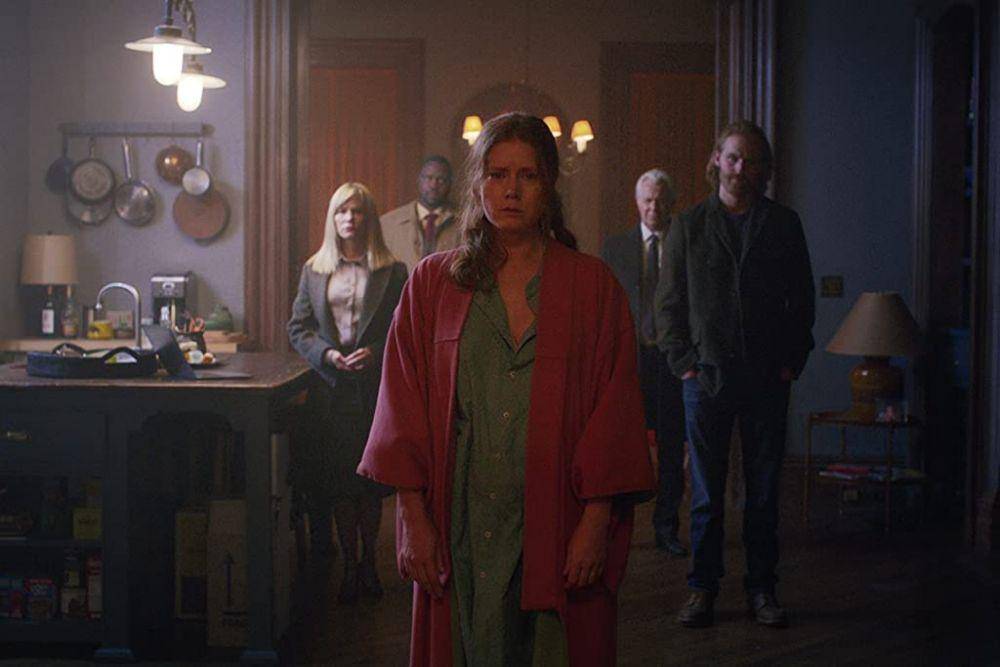 Dr. Anna ketika dikumpulkan dengan polisi, keluarga Russell dan juga David (Dok. Netflix/The Woman in the Window)