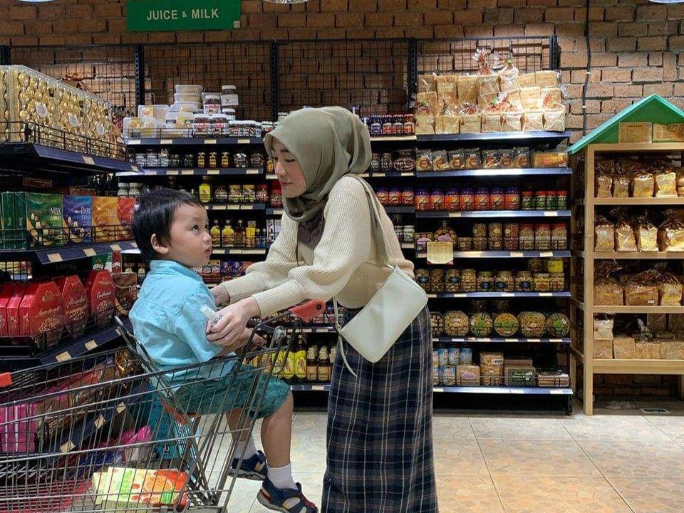 Larissa Chou dan anak (instagram.com/larissachou)