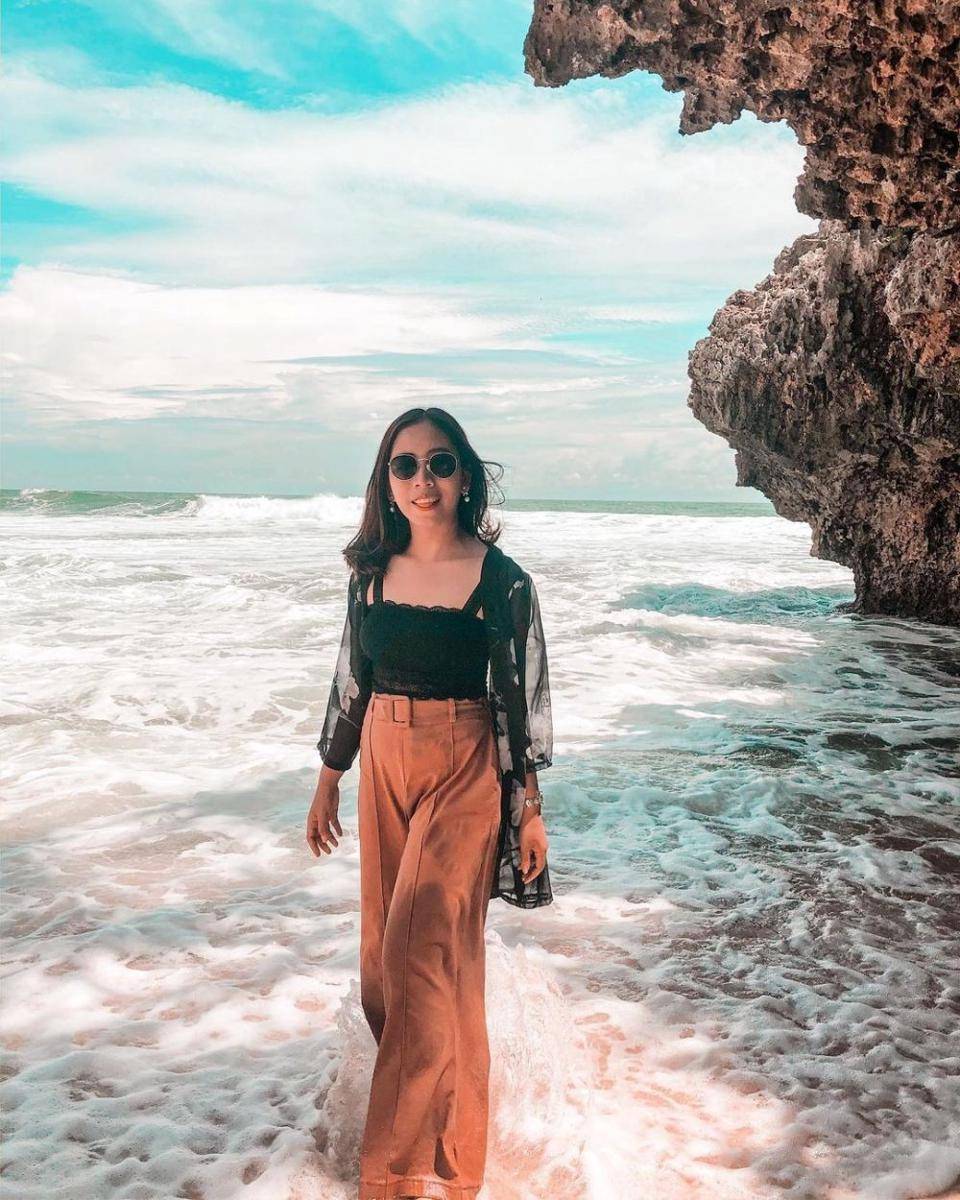 Ilustrasi menikmati suasana Pantai Ngobaran, Yogyakarta (instagram.com/saskiaagst)