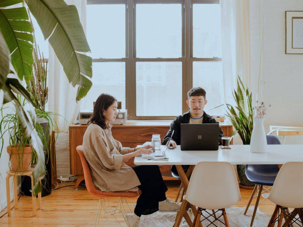 ilustrasi pria dan wanita bekerja bersama (unsplash.com/surface)