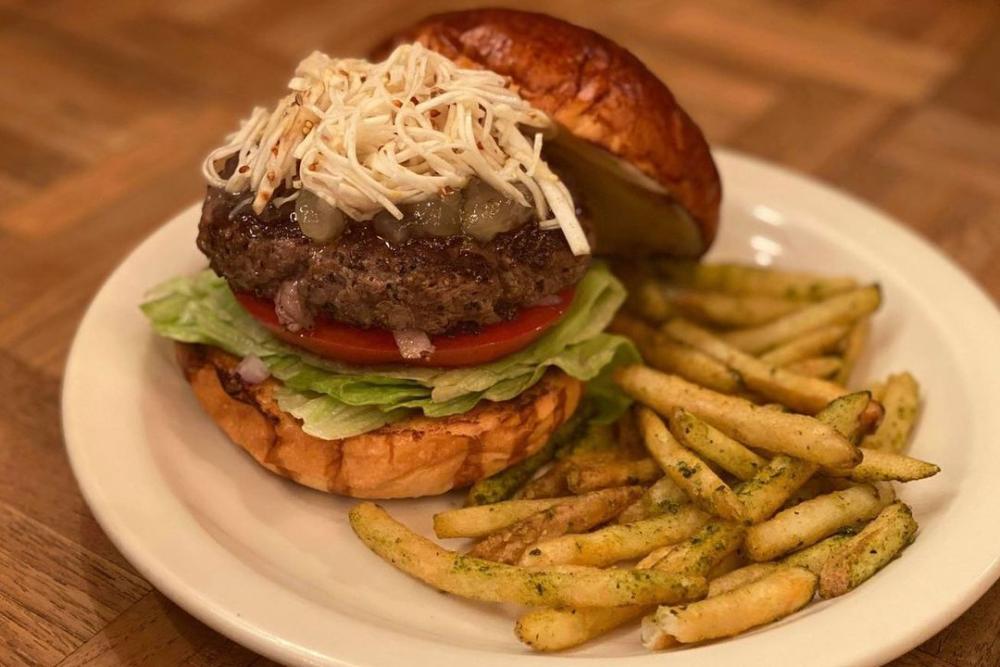 The Great Burger punya topping eksentrik seperti apel atau nanas panggang. (instagram.com/the_great_burger)